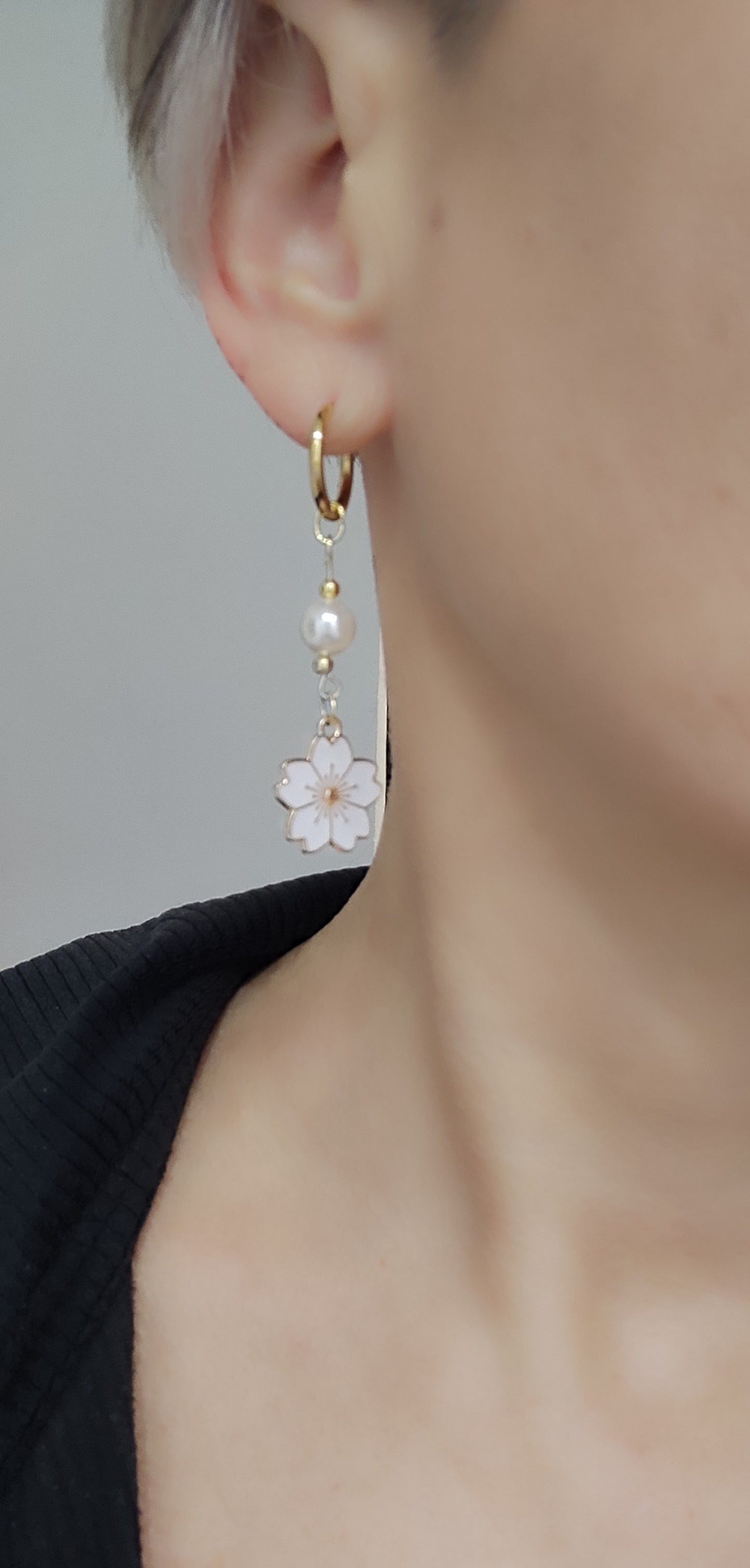 Boucles d'oreilles créoles perles d'eau douce et fleurs blanches