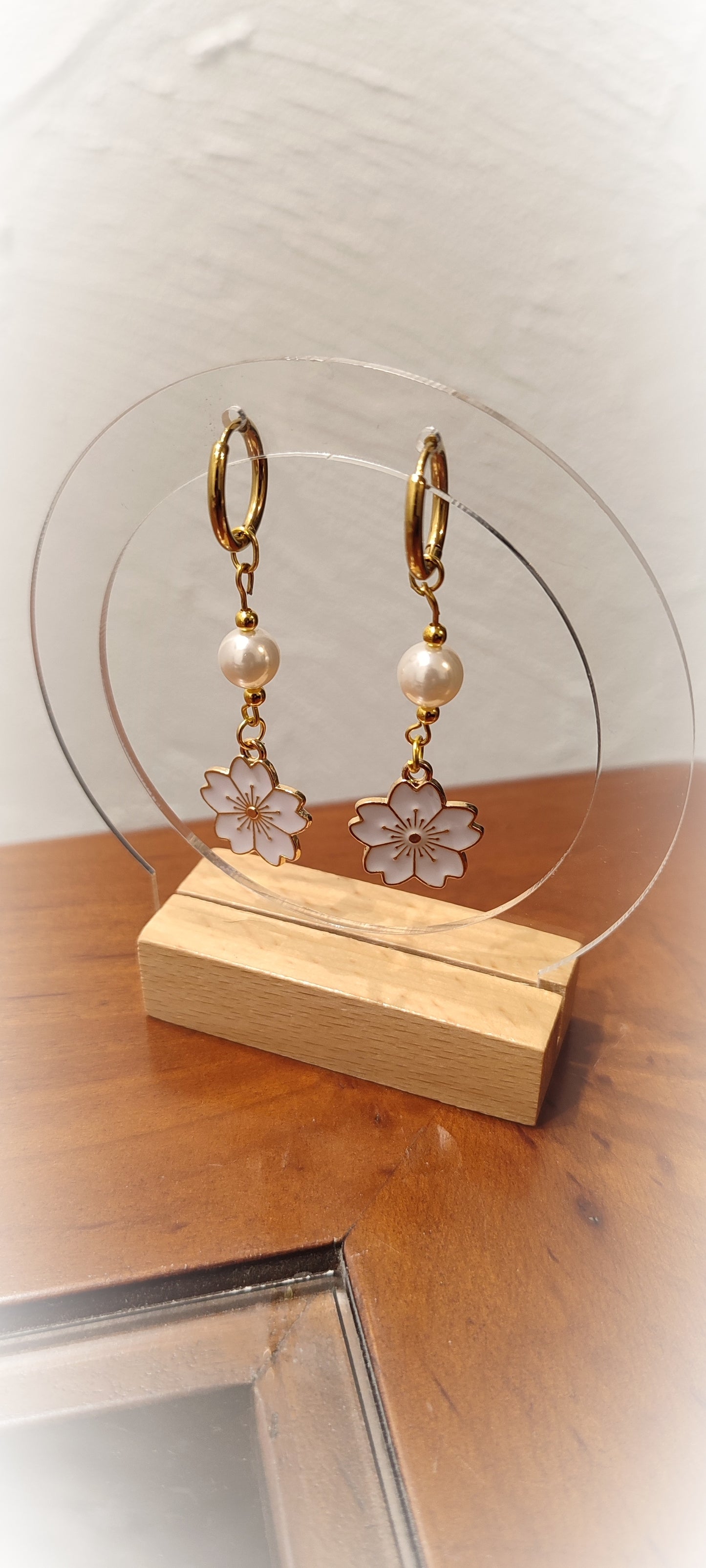 Boucles d'oreilles créoles perles d'eau douce et fleurs blanches