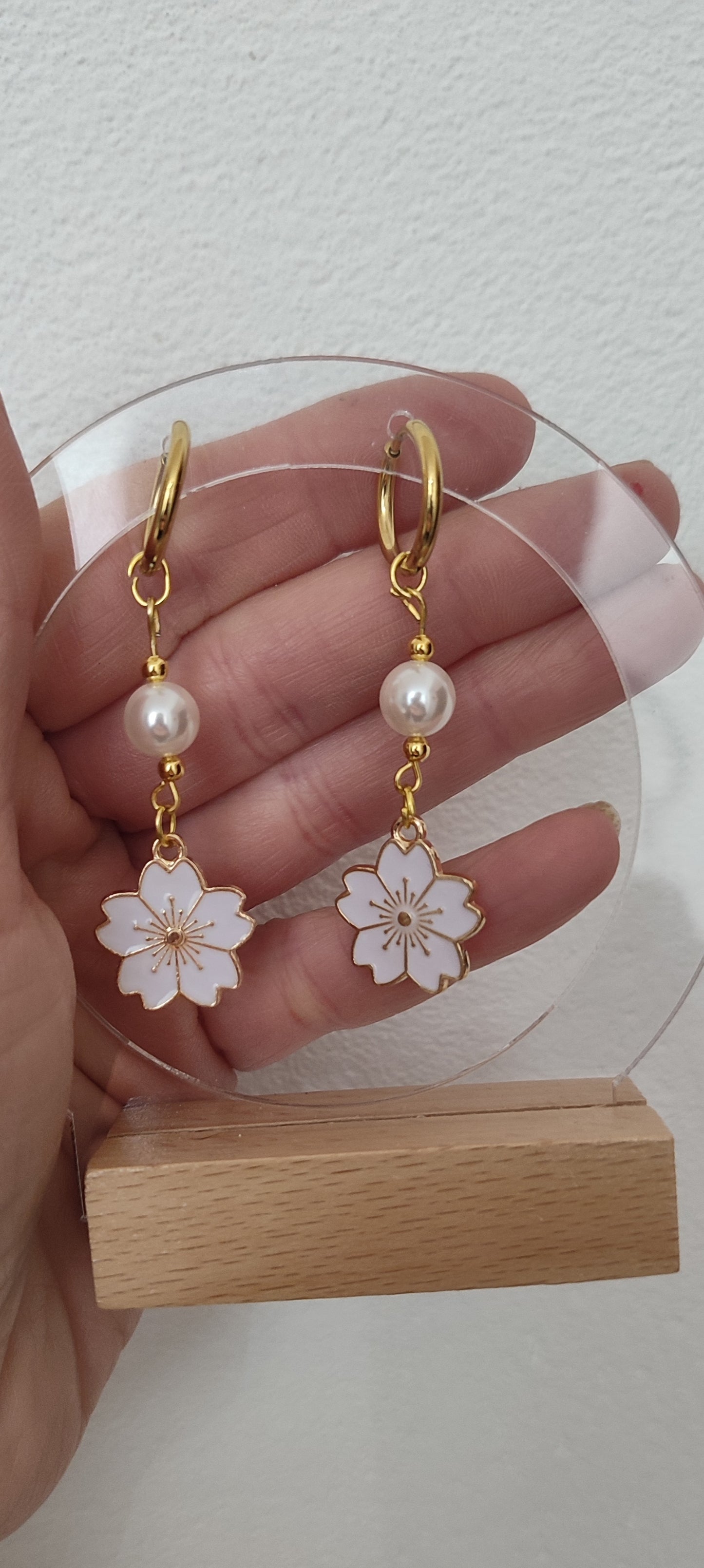 Boucles d'oreilles créoles perles d'eau douce et fleurs blanches