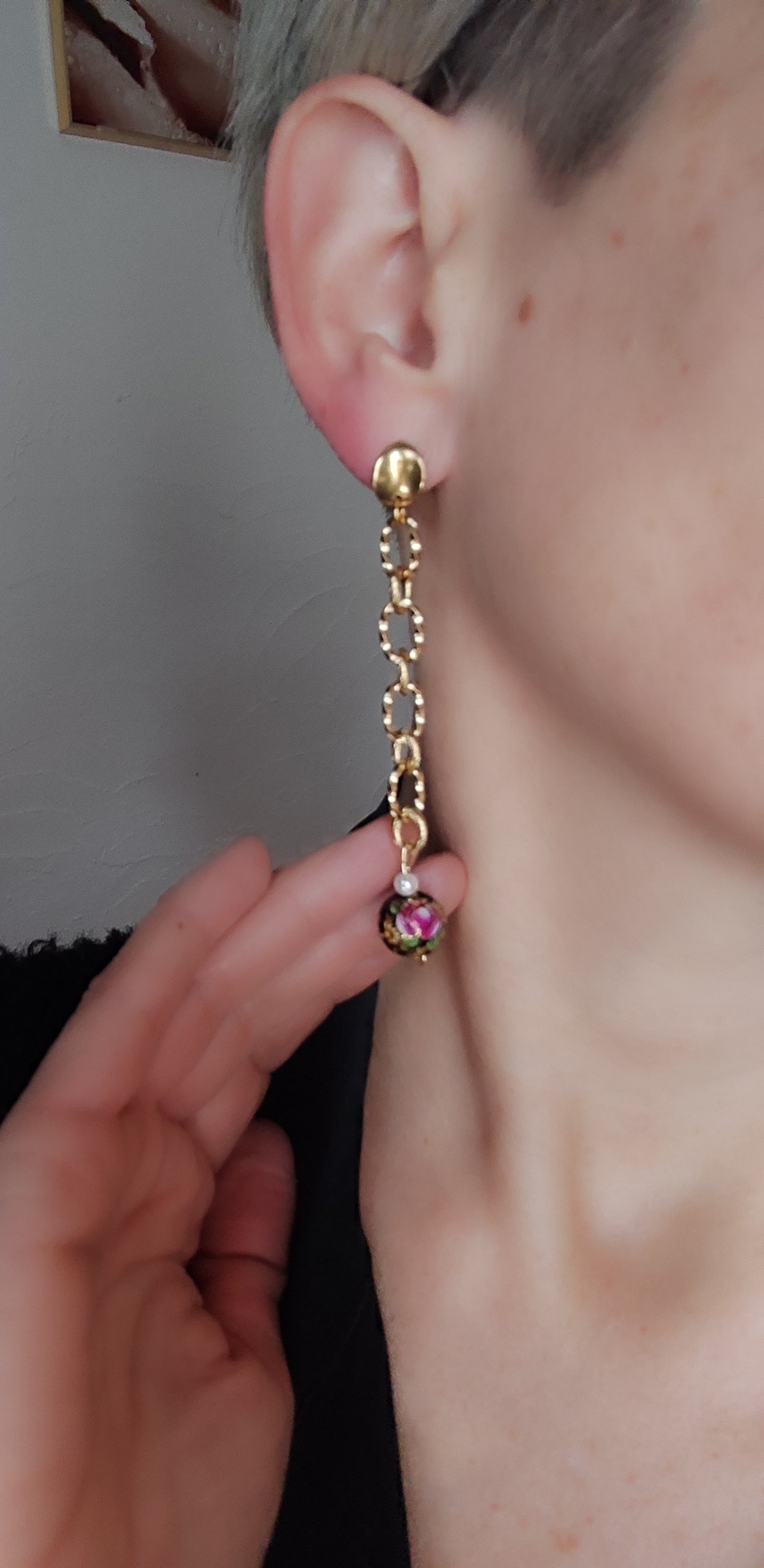 Boucles d'oreilles japonaises pendantes noires et roses