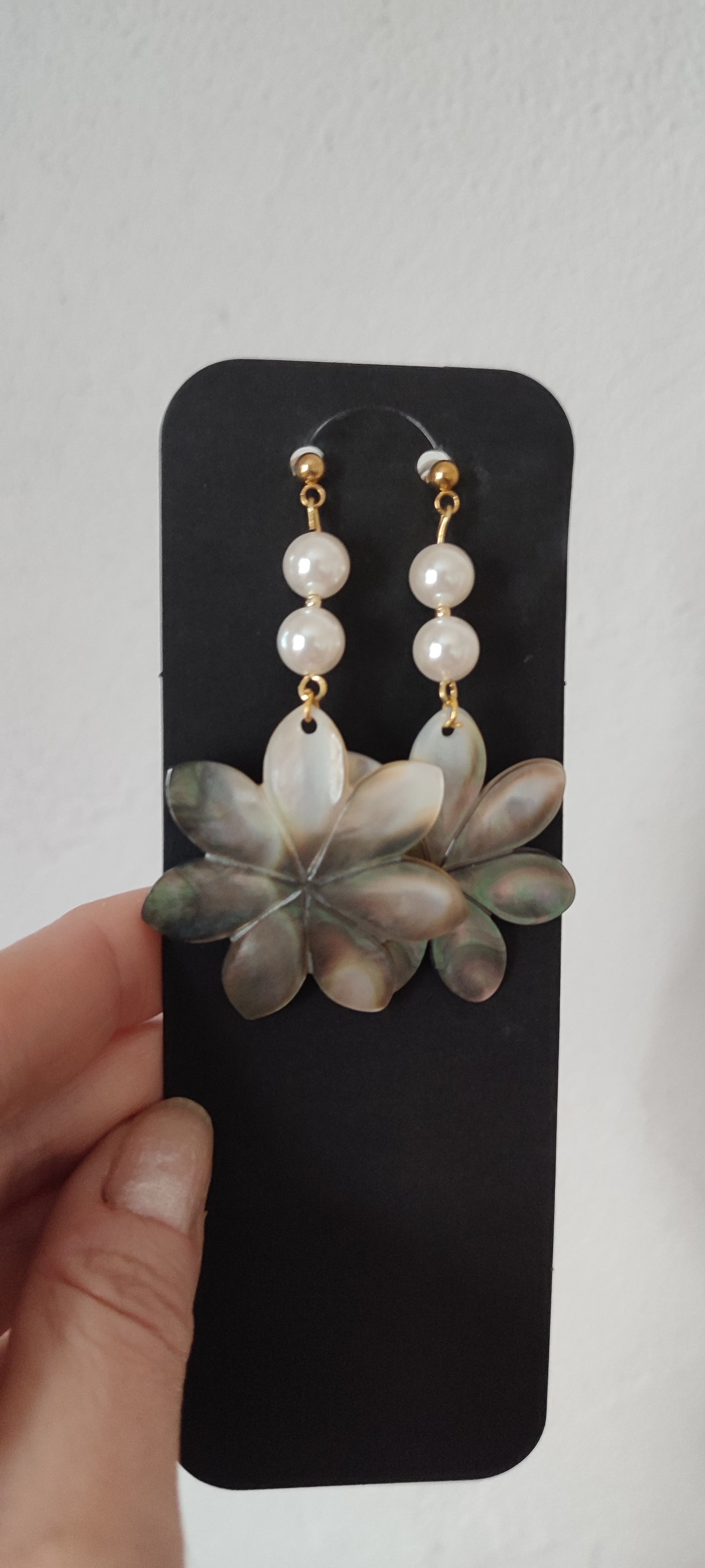 Boucles d'oreilles bohèmes perles d'eau douce et fleurs en nacre blanc