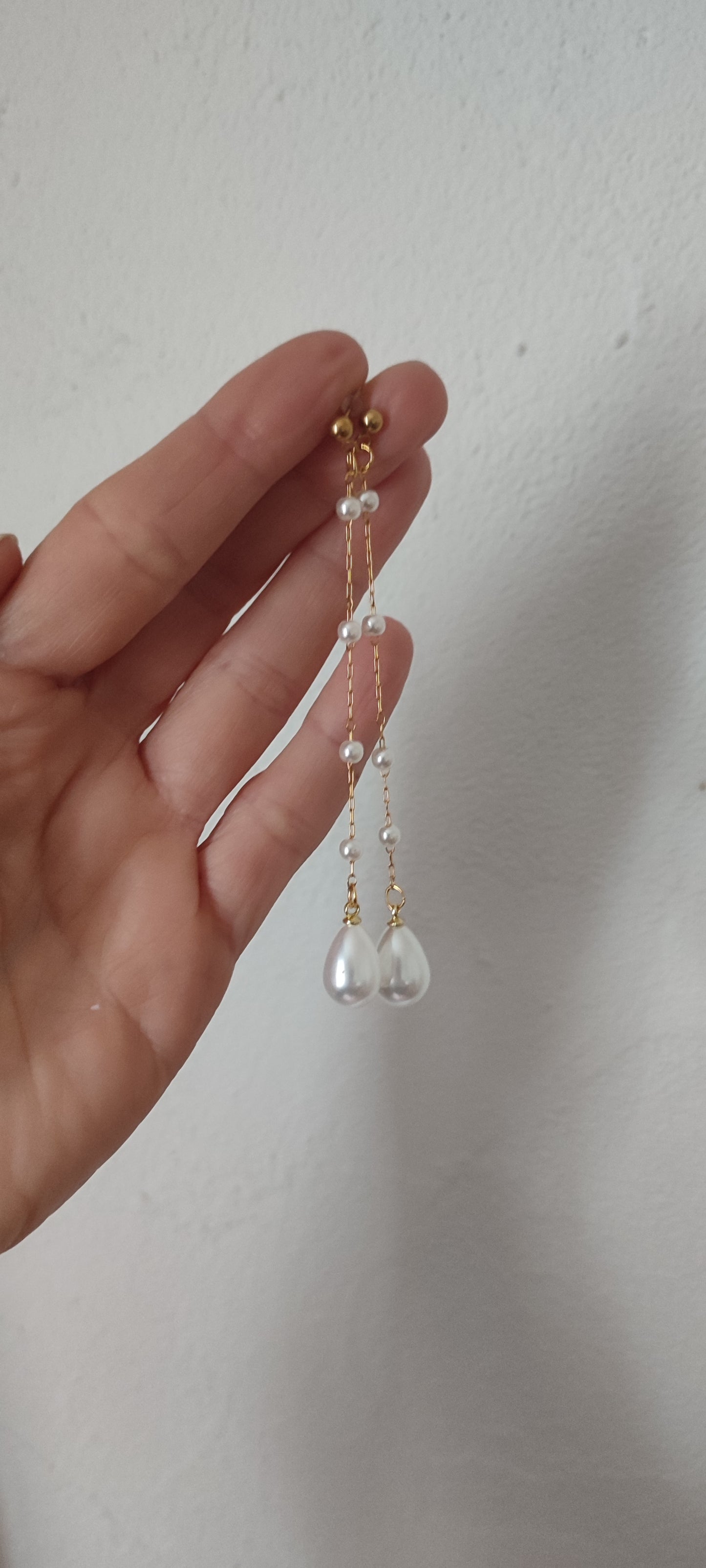 Boucles d'oreilles pendantes perles blanches