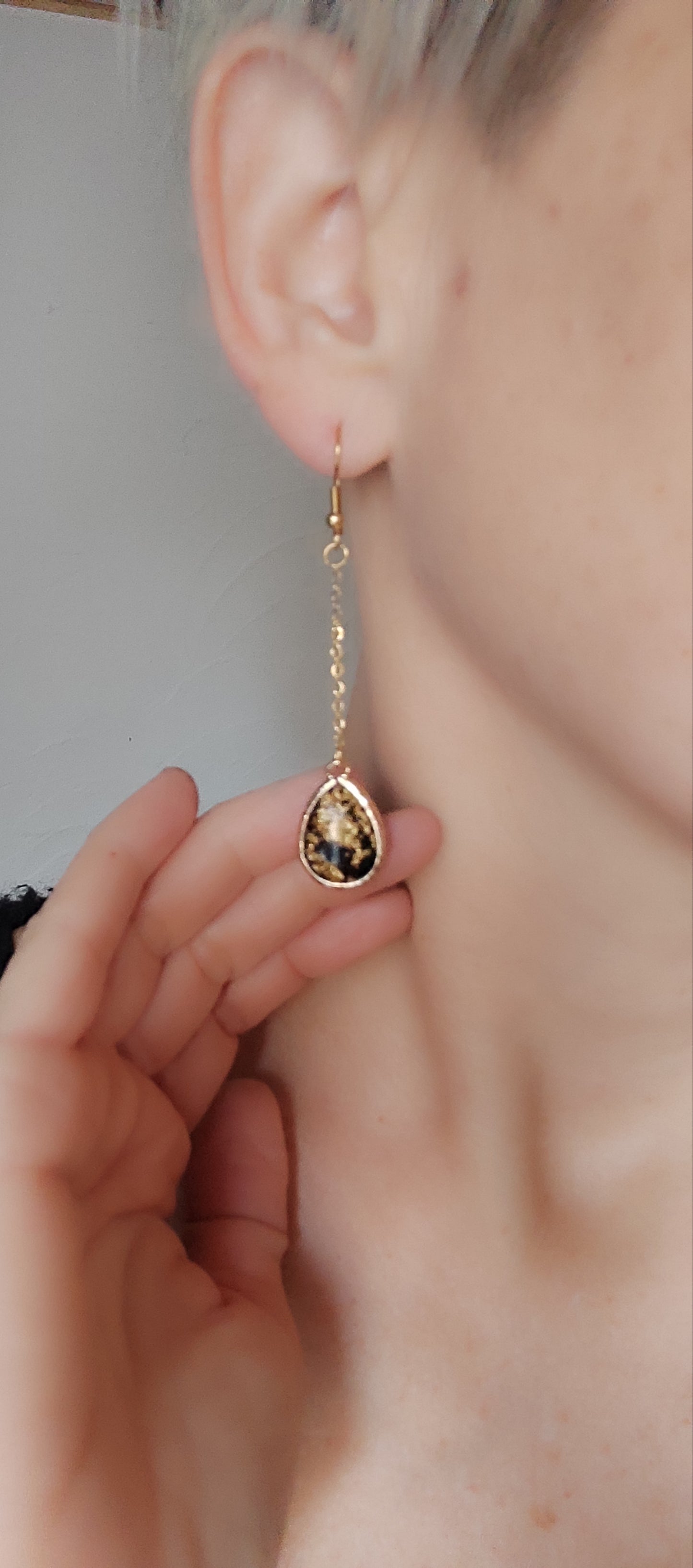 Boucles d'oreilles longues gouttes noires et dorées