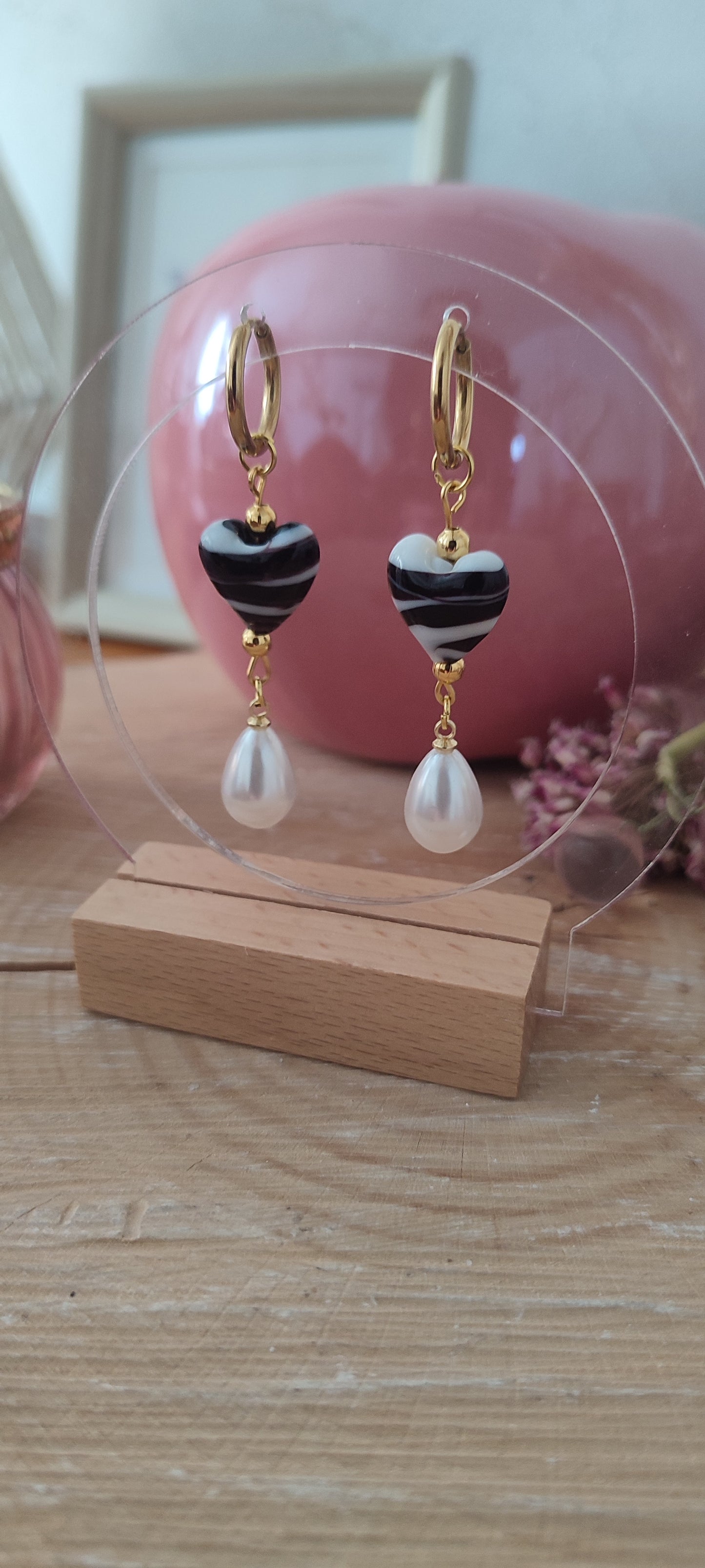 Boucles d'oreilles créoles cœurs de verre noirs et blancs