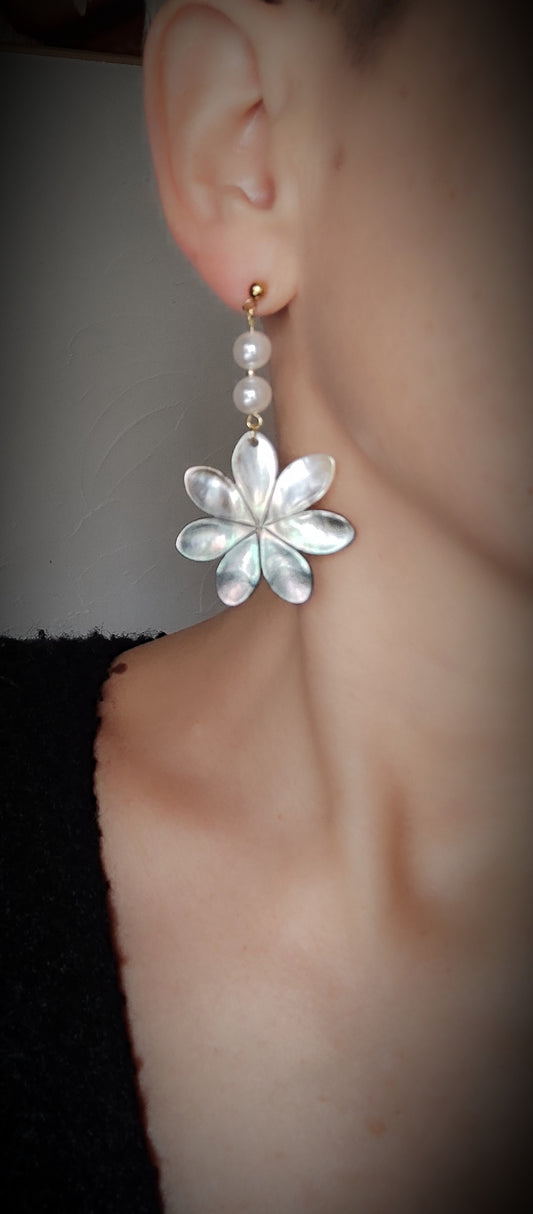 Boucles d'oreilles bohèmes perles d'eau douce et fleurs en nacre blanc