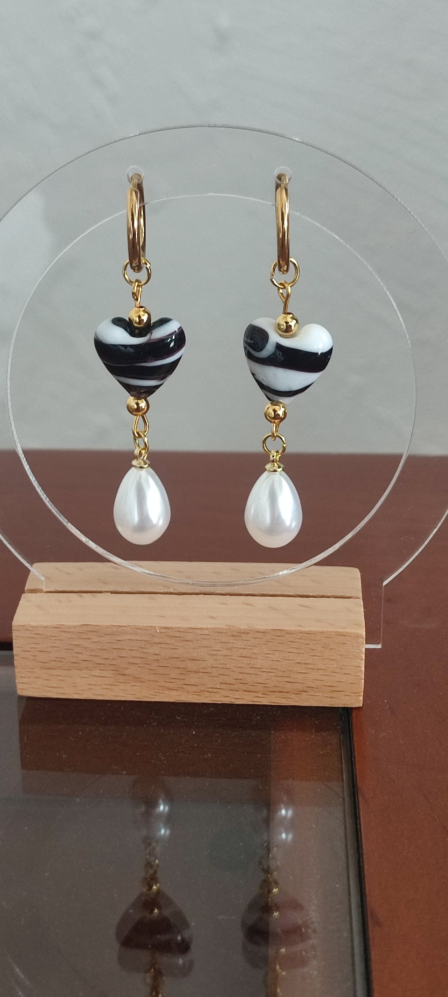 Boucles d'oreilles créoles cœurs de verre noirs et blancs