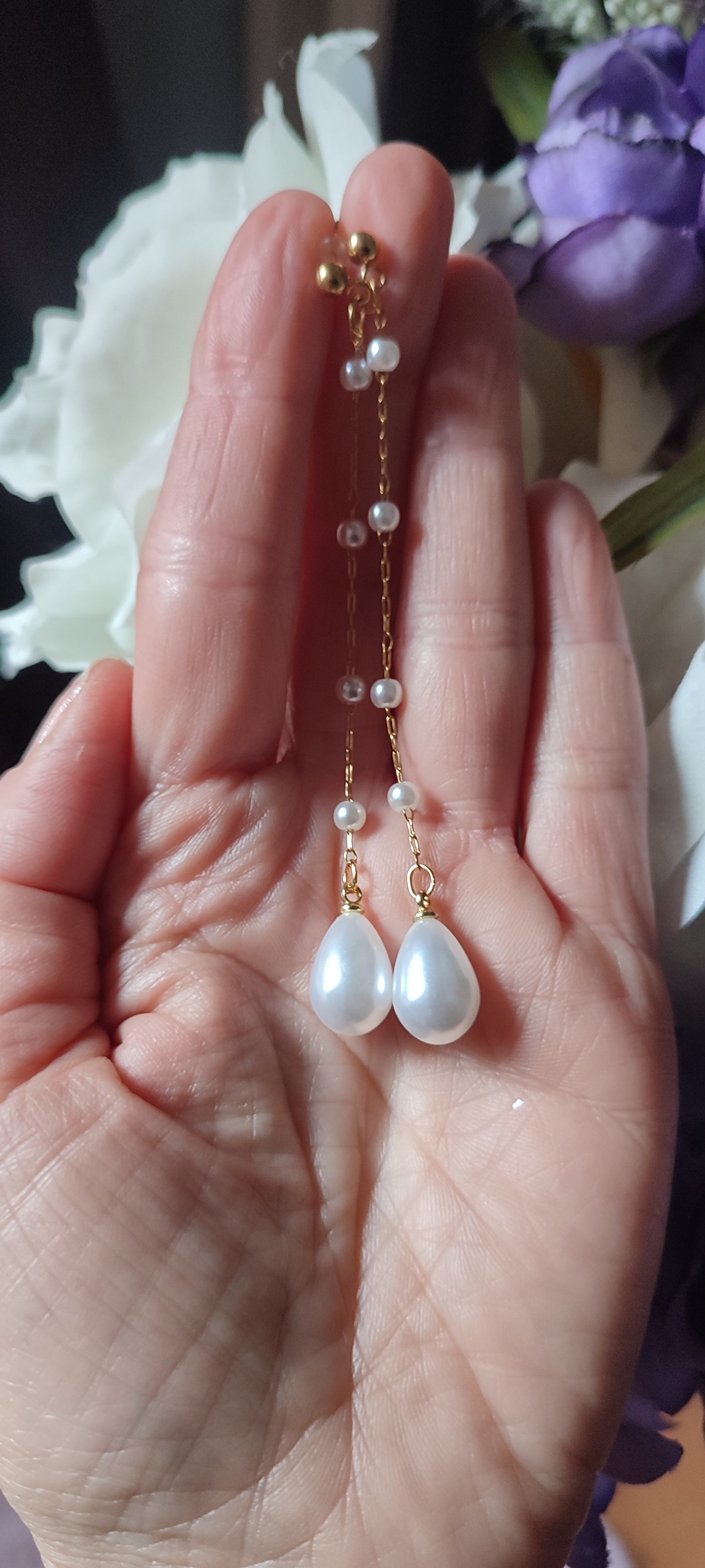 Boucles d'oreilles pendantes perles blanches