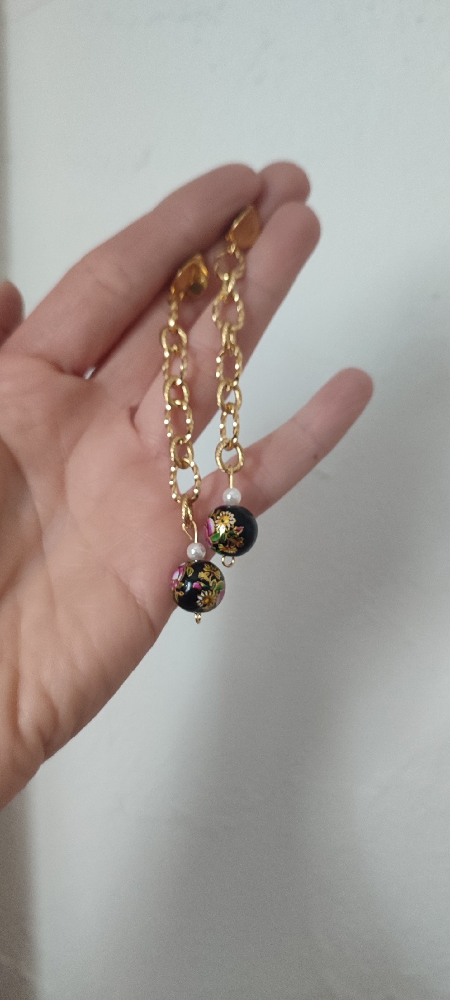 Boucles d'oreilles japonaises pendantes noires et roses