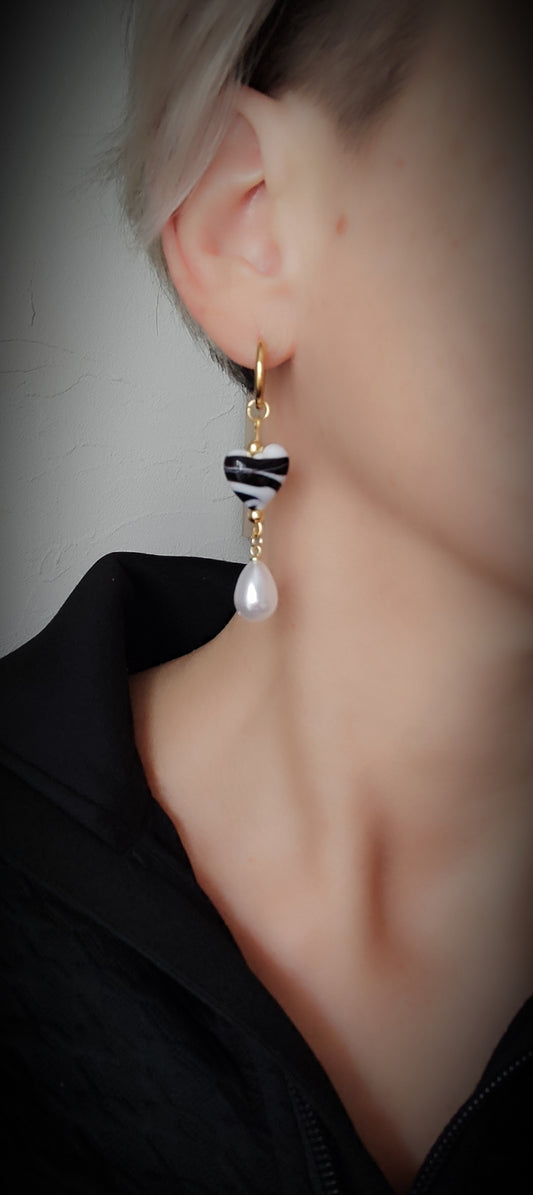 Boucles d'oreilles créoles cœurs de verre noirs et blancs