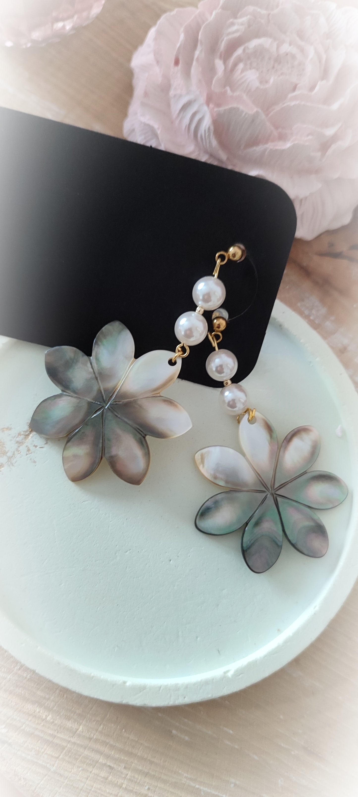 Boucles d'oreilles bohèmes perles d'eau douce et fleurs en nacre blanc