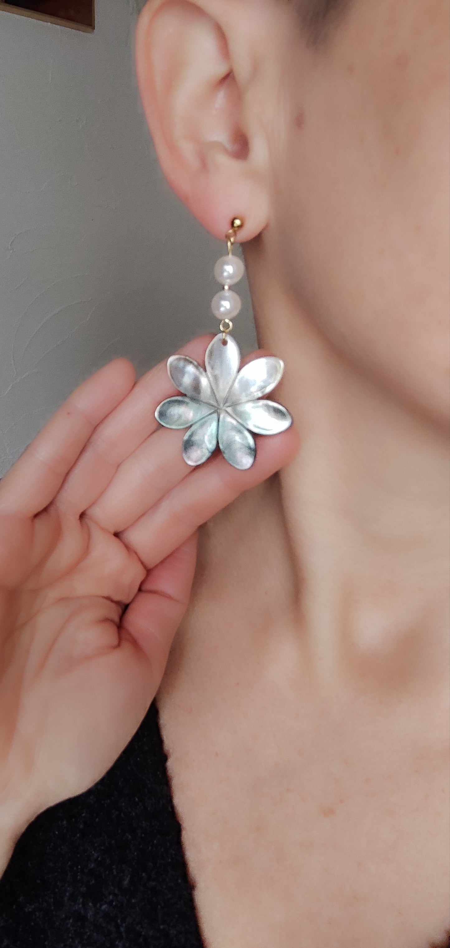 Boucles d'oreilles bohèmes perles d'eau douce et fleurs en nacre blanc